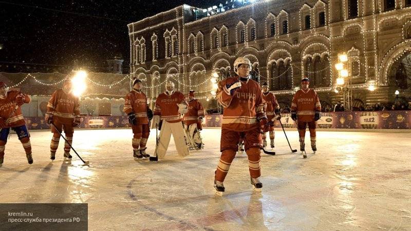 Путин и Буре встретились на льду в матче Ночной хоккейной лиги на Красной площади в Москве