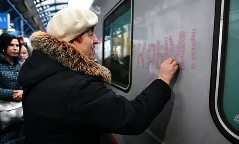 Пенсионерка расцеловала первый поезд, прошедший по Крымскому мосту