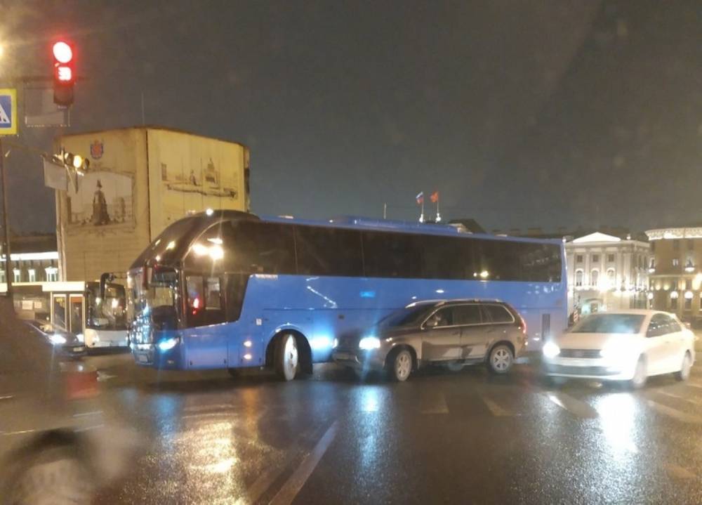 Детей из попавшего в ДТП на Исаакиевской площади автобуса пересадили в другой