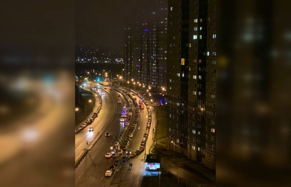 Квартиру на 24 этаже многоэтажки на Михаила Дудина охватило пламя