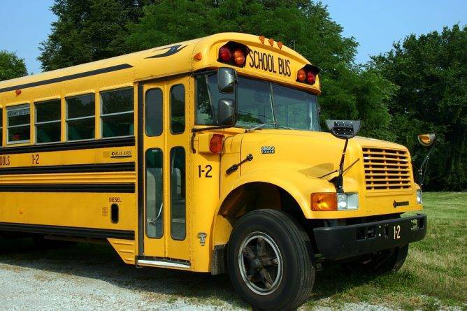«Дедушка Экспресс»: Мужчина подарил 10 внукам маленький автобус, чтобы он мог возить их в школу