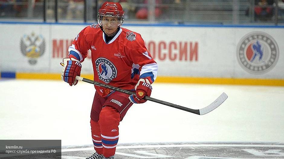 Путин помог своей команде победить в матче НХЛ на Красной площади