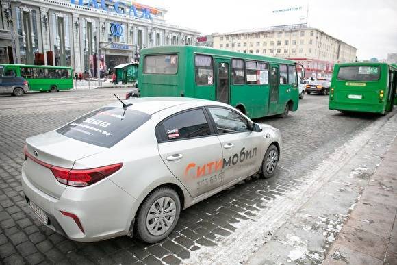 В Екатеринбурге пенсионерке, выпавшей из автобуса, заплатят ₽80 тыс.