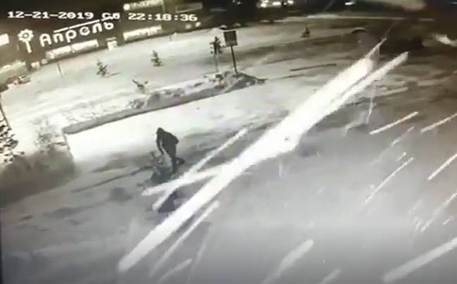 В Кузбассе ночная кража ёлки с городской улицы попала на видео