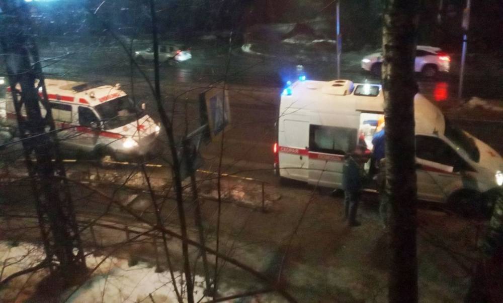 Иномарка сбила двух пешеходов на зебре в Петрозаводске