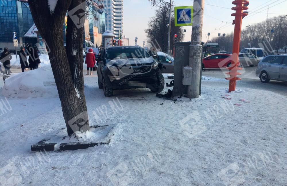 У «Юбилейного» в Кемерове автомобиль вылетел на тротуар и врезался в столб