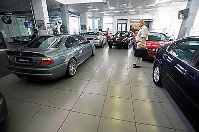 С 1 января россияне смогут регистрировать автомобили в автосалоне