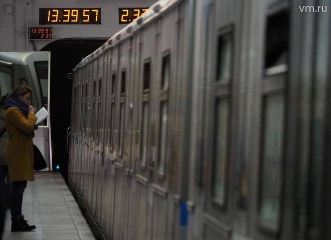 Пассажир упал на рельсы на оранжевой ветке метро