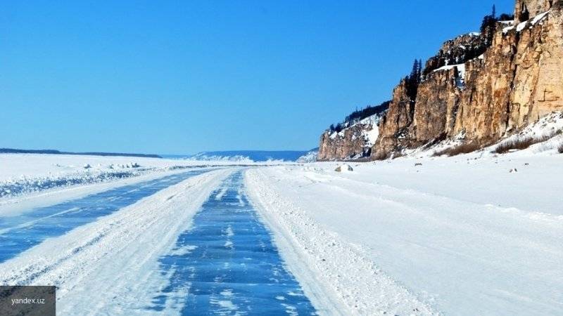 Супружеская пара погибла при провале под лед двух грузовиков в Якутии