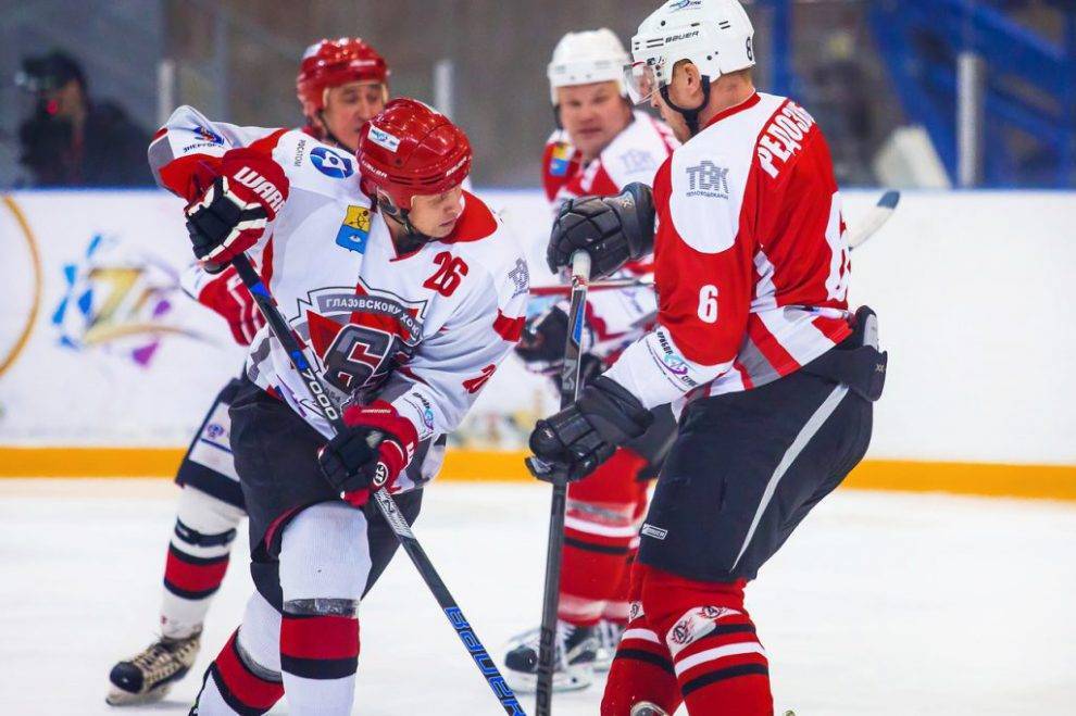 Двойная победа: в двух матчах глазовские хоккеисты обыграли саратовский «Кристалл»