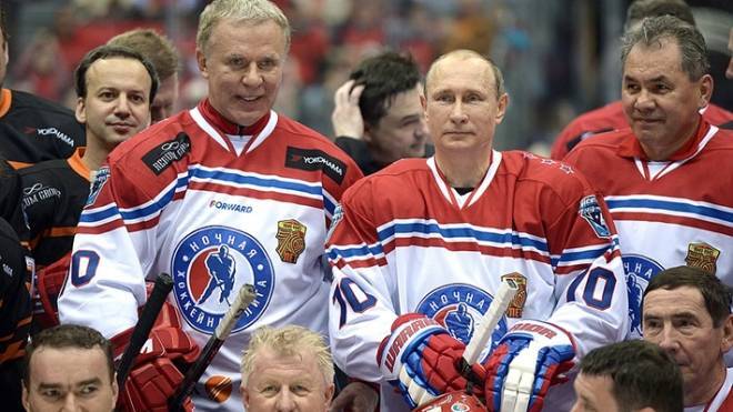 Путин сыграл в предновогоднем хоккейном матче на Красной площади