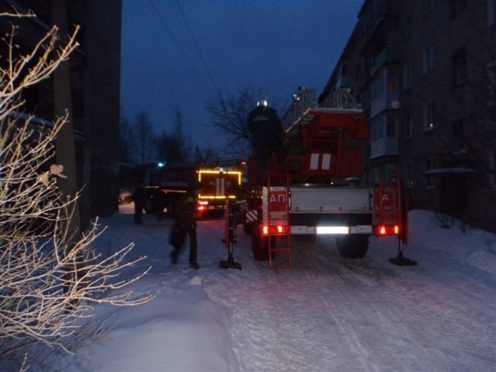 Пожарные спали пять жильцов многоквартирного дома в Холмогорах