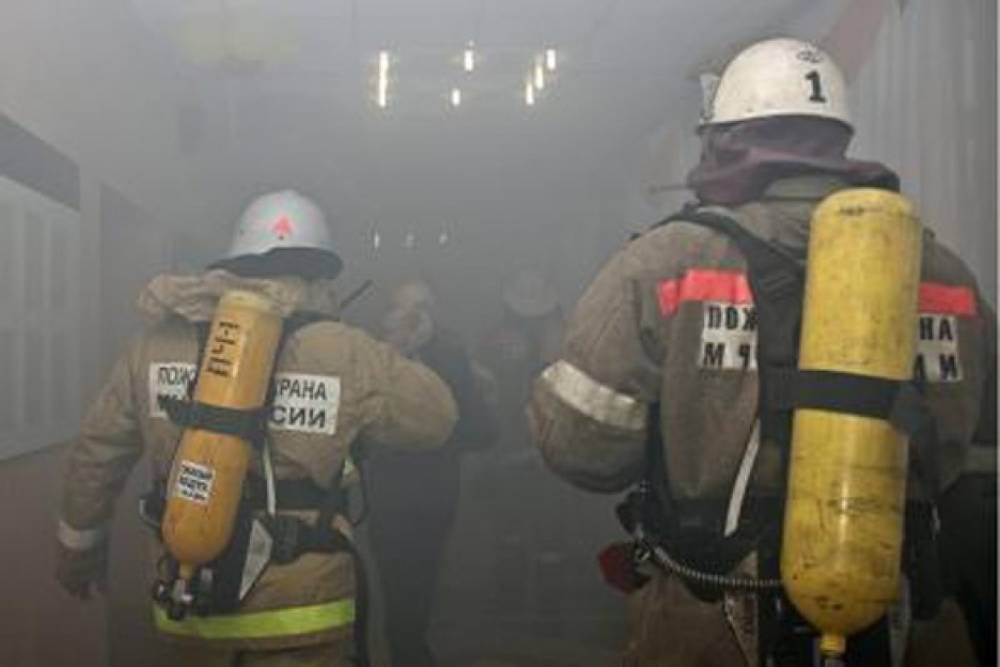 На короткое замыкание в череповецкой школе выехали 30 пожарных