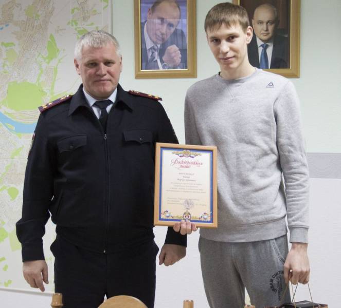 Кемеровчанин получил награду от полиции за помощь в задержании грабителя