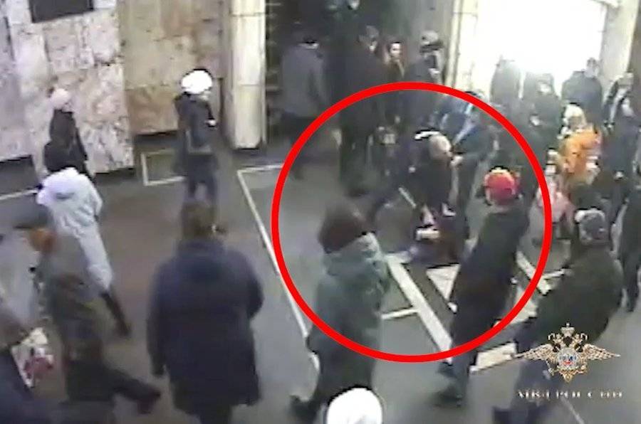 В Сети появилось видео задержания женщины с ножом в столичном метро