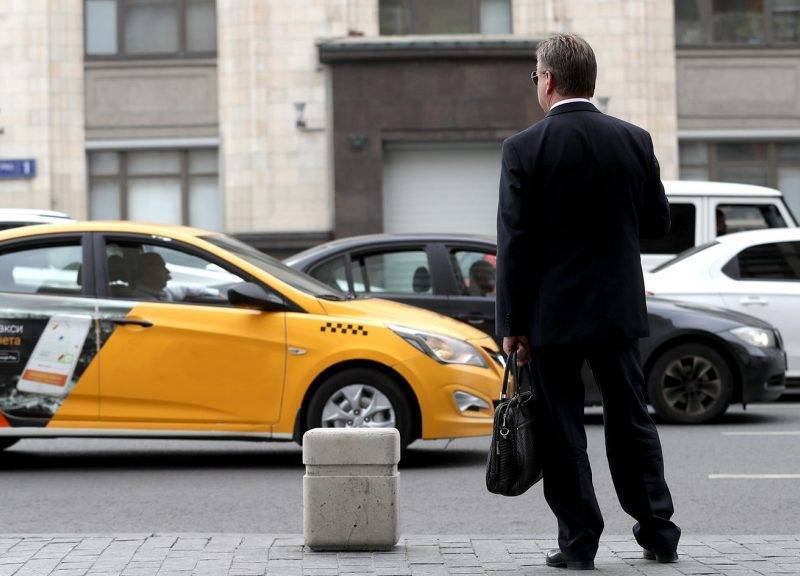 Минфин хочет пересадить чиновников со служебных автомобилей на такси