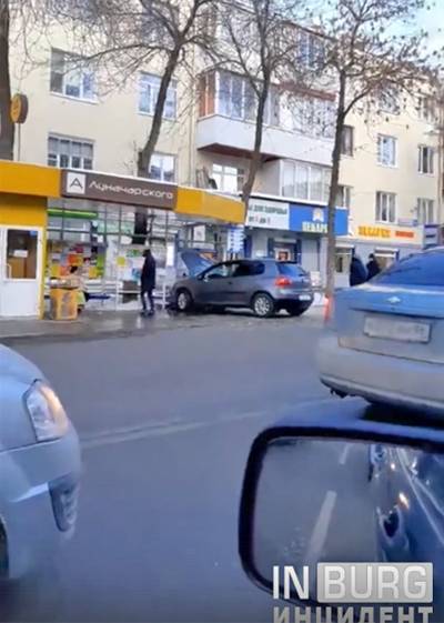 В Екатеринбурге автомобиль врезался в автобусную остановку "Луначарского"