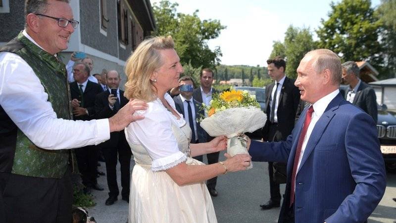 Экс-глава МИД Австрии рассказала, как пригласила Путина на свою первую свадьбу