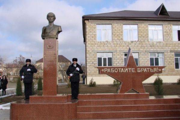 «Работайте,братья»: в Дагестане открыт памятник Магомеду Нурбагандову