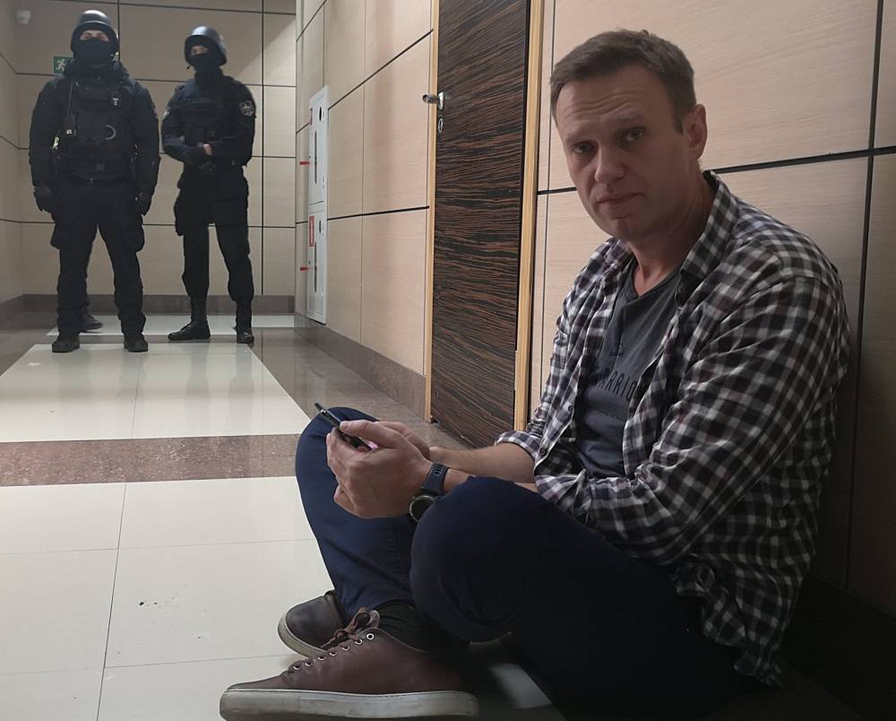 Навальный: Задержанных нет. Меня просто силой выволокли из офиса