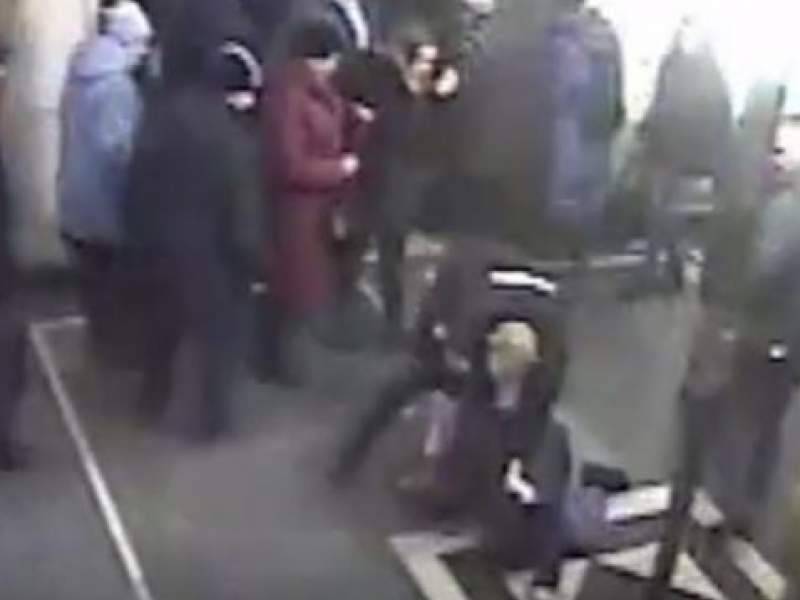Курсант МВД обезвредил женщину, порезавшую пассажирку в метро