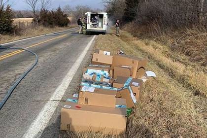 Почтальон спас рождественские посылки из горящего грузовика
