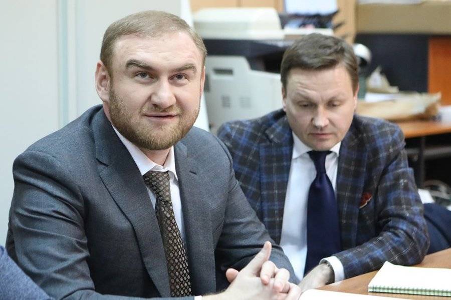 Уголовные дела о растрате возбуждены против экс-сенатора Арашукова и его отца