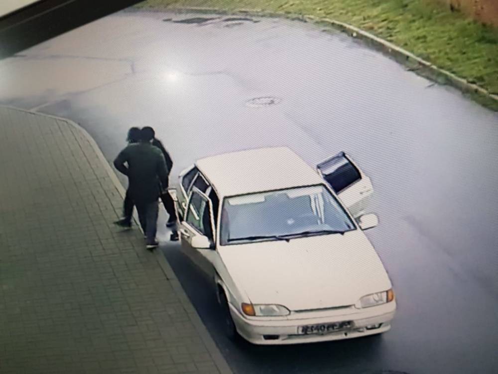 Похищение человека в Петергофе на собственном BMW попало на видео