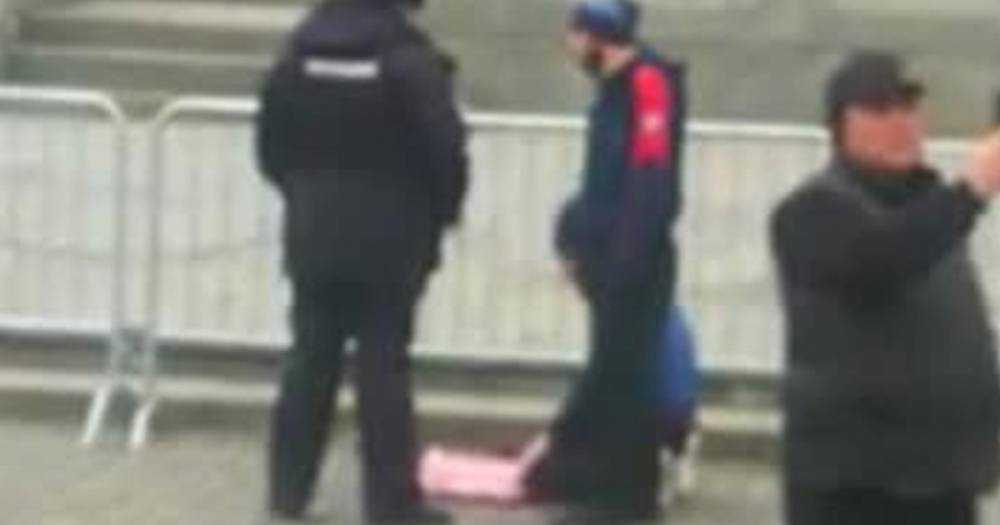 Двое мужчин попытались совершить намаз на Красной площади