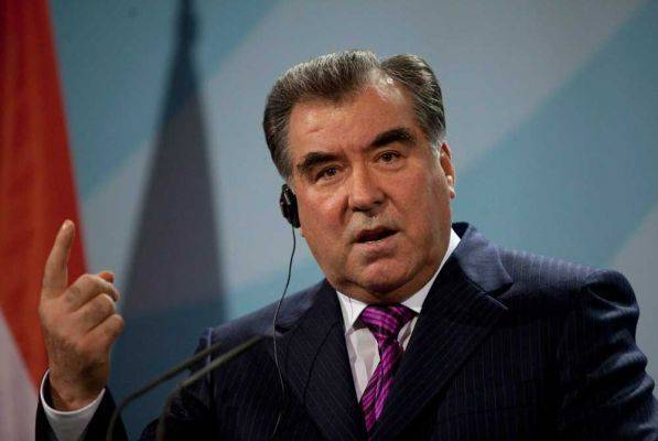 Президент Таджикистана заявил об уменьшении числа трудовых мигрантов на 60%