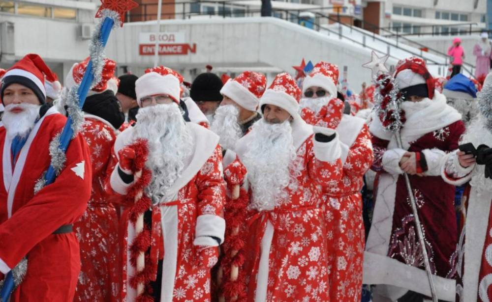 В Сибири прошел парад Дедов Морозов, который стал рекордным в России