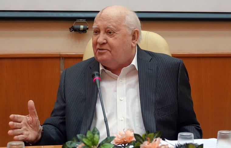 Горбачёв после больницы приехал в свой фонд отметить Новый год