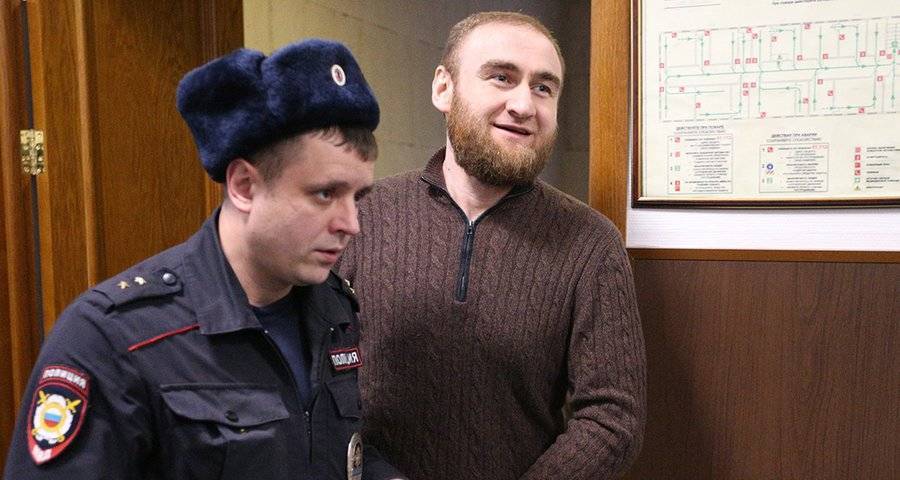 Суд продлил арест экс-сенатору Арашукову и его отцу