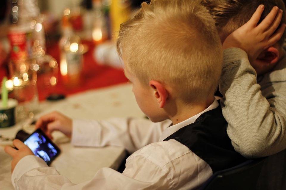 Ученые объяснили, как использовать смартфоны для раннего обучения детей