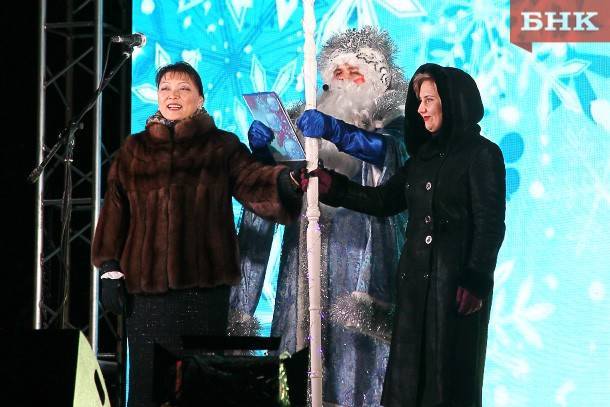 Дед Мороз смог зажечь главную елку Сыктывкара после прикосновения мэра
