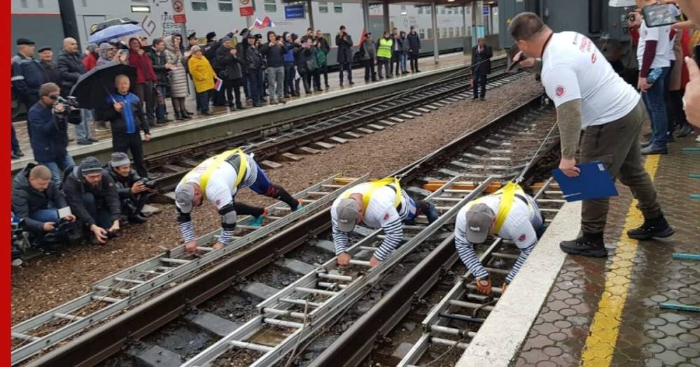 В Симферополе силачи установили рекорд России по буксировке поезда