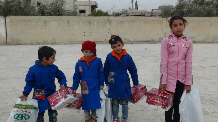 Военнослужащие РФ раздали новогодние подарки жителям провинции Даръа в Сирии
