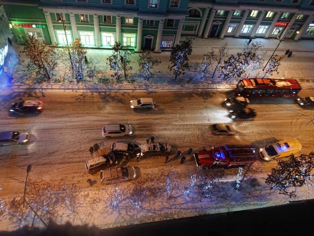 В центре Мурманска столкнулись три автомобиля