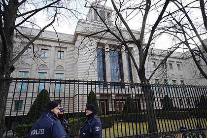 Высланного из Берлина российского дипломата назвали шпионом ГРУ