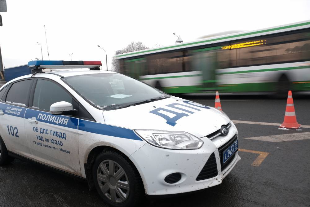 Два автомобиля столкнулись в Кутузовском тоннеле Москвы