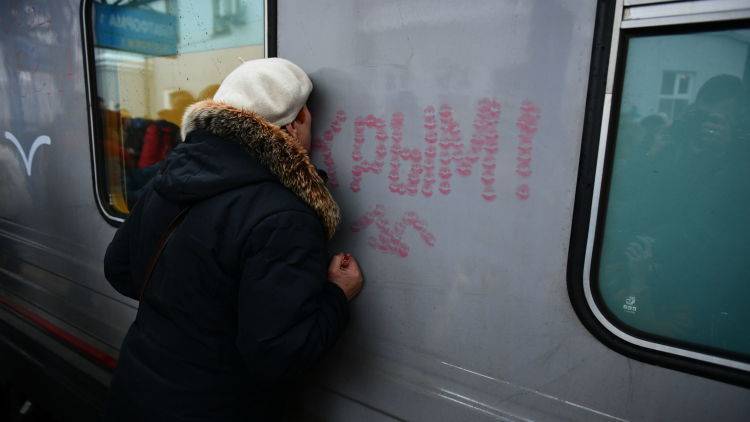 Пенсионерка из Севастополя объяснила, зачем зацеловала первый поезд
