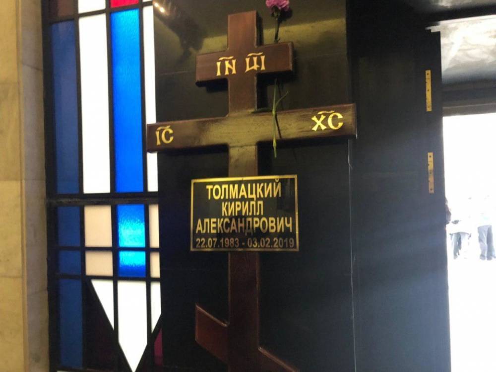 Мать Децла ужаснулась обугленному кресту и сожженной ограде на могиле сына