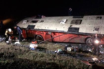 Появились кадры с места аварии с опрокинувшимся на российской трассе автобусом