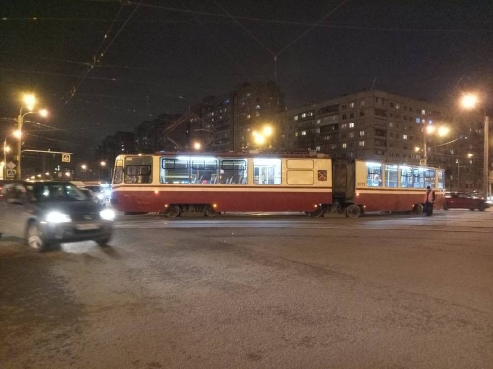 Трамвай сошел с рельсов на перекрестке Просвещения и Светлановского