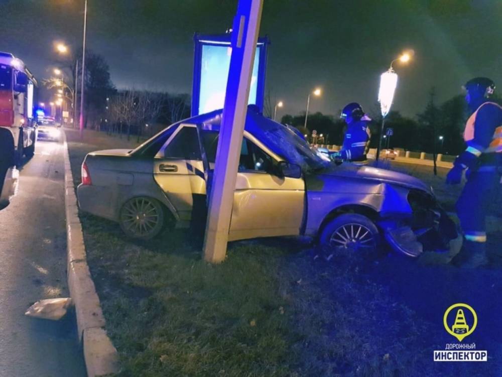 Водитель Lada попал в больницу после встречи со столбом на Приморском проспекте