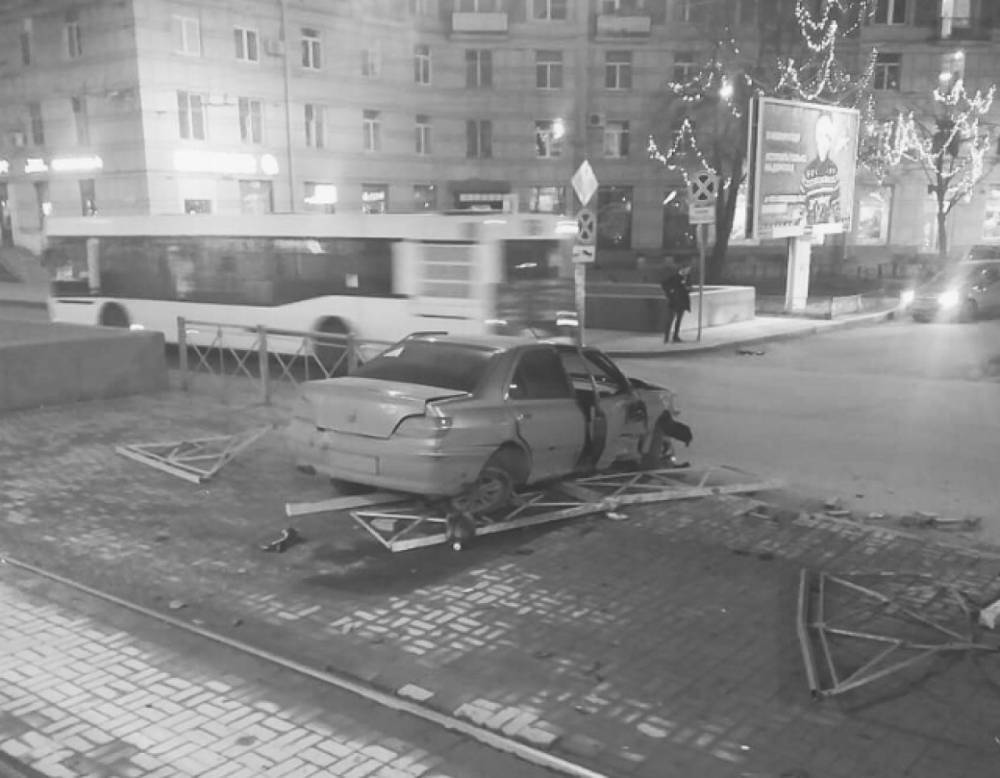 На Заневской площади забор разлетелся «в щепки» от наезда легковушки