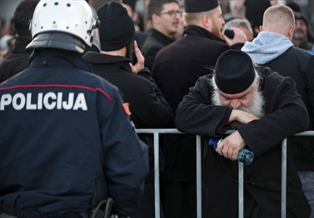 В Черногории протестующие заблокировали движение в нескольких городах