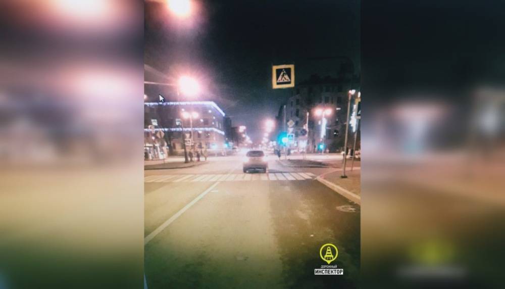 Появились фото с места ДТП с пострадавшей по колесами Volvo пенсионеркой в Петербурге