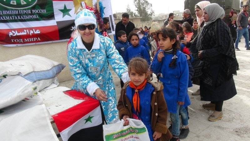 Россияне порадовали сирийцев в провинции Даръа новогодними подарками