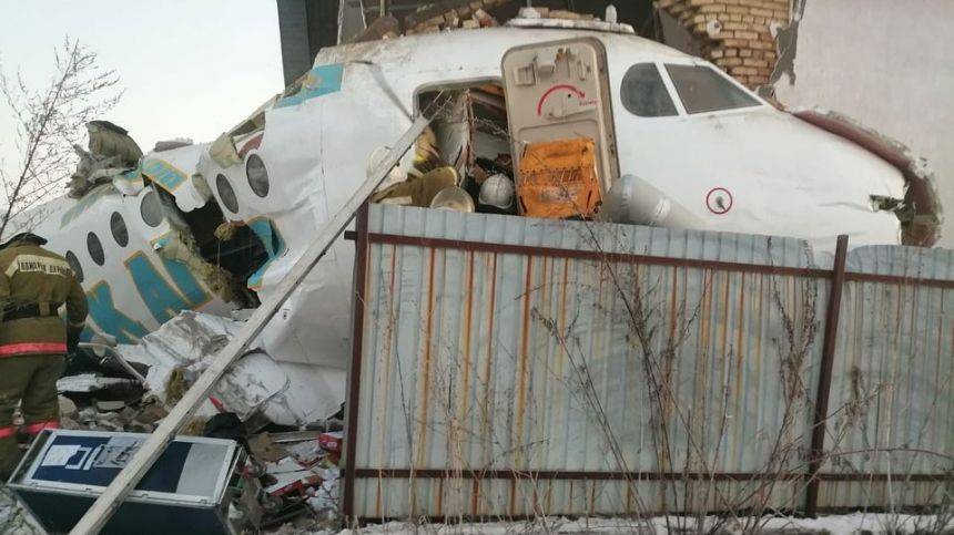 Генконсульство России проверяет информацию о гражданах РФ на борту рухнувшего в Казахстане лайнера